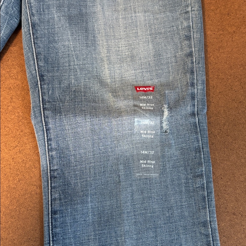 Levi's Classic Blue Straight Leg Women's mid rise skinny Mom Jeans - Picture 3 of 16